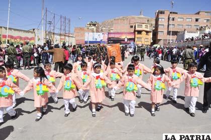 Niños del Kínder Edith Zamora de Paz mostraron la unidad que debe existir en Bolivia