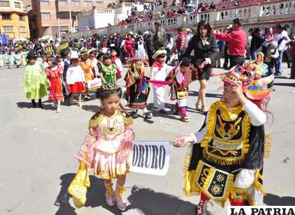 Trajes típicos de cada departamento fue mostrado por niños del Kínder Kennedy