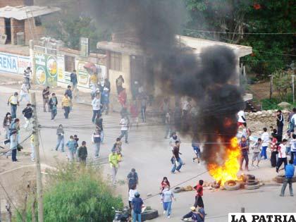 Disturbios en las calles de la sede de la Asamblea Constituyente, antes del cambio de este proceso a Oruro