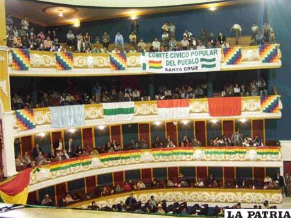 Sesión de los asambleístas constituyentes en el Teatro Gran Mariscal Sucre