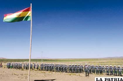 La tricolor flamea ante los honores de los efectivos militares