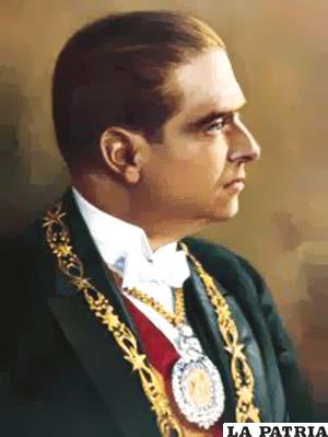 31. HERNANDO SILES REYES 
Nació el 5 de agosto de 1882 en Sucre y falleció el 25 de noviembre de 1942 en Lima, Perú.
Fue electo constitucionalmente el 10 de enero de 1926 y concluyó su mandato el 28 de mayo de 1930.
Su gobierno se caracterizó por la construcción del tramo carretero Tarija-Villa Montes, renovó el armamento del Ejército, se preocupó de la reorganización de las finanzas nacionales mediante la Misión Kemmerer que creó la ley del Banco Central; aprobó la Ley Orgánica del Presupuesto; la Ley General de Bancos; la Ley de Reforma Monetaria y simultáneamente la Contraloría General de la República.