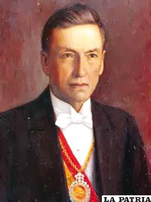 33. DANIEL SALAMANCA UREY 
Nació en Cochabamba el 8 de julio de 1868 y falleció el 17 de julio de 1935 en su ciudad de origen.
Ocupó la Presidencia desde el 5 de marzo de 1931 al 1 de diciembre de 1934
Su gestión es considerada como una de las más funestas debido a su ego y la supervaloración que hacía de su inteligencia, lo cual provocó la Guerra del Chaco; reorganizó las finanzas nacionales para la mejor atención de las necesidades de la guerra con Paraguay, se dio la aprobación de una ley que implantaba en Bolivia el divorcio absoluto.