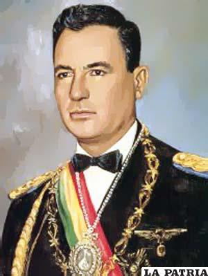 47. RENÉ BARRIENTOS ORTUÑO 
Nació en Tarata el 30 de mayo de 1919 y murió en un accidente el 27 de abril de 1969, en Arque, Cochabamba.
Fue Presidente de Bolivia por tres periodos, el primero del 5 de noviembre de 1964 al 26 de mayo de 1965; el segundo del 26 de mayo de 1965 al 2 de enero de 1966 y el tercero, el 6 de agosto de 1966 al 27 de abril de 1969.
En su gobierno se construyó el aeropuerto de El Alto; se renovó el contrato con la Gulf Oil. Co. para la provisión de petróleo; se creó la Universidad Técnica “Gral. José Ballivián” en el departamento del Beni; sucedió la masacre de San Juan tras ordenar el Gobierno la represión armada contra los mineros con el argumento de que se estaban organizando para apoyar a la guerrilla del Che.