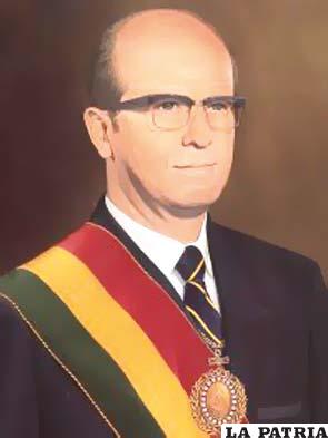 49. LUIS ADOLFO SILES SALINAS 
Nació en La Paz el 21 de junio de 1925 y falleció en La Paz el 19 de octubre de 2005
Fue presidente de Bolivia del 27 de abril al 26 de septiembre de 1969
Sucedió a René Barrientos tras su trágica muerte; en su gobierno se respetó la legalidad y la Constitución; firmó en representación del país un pacto de integración con Chile, Colombia, Ecuador y Perú conocido como el Acuerdo de Cartagena; se inauguró la televisión en Bolivia; fue fundador del Pacto Andino, luego de la Comunidad Andina de Naciones y de la Asamblea Permanente de Derechos Humanos de Bolivia, desarrolló una importante labor como presidente de la Comisión de Justicia y Paz en defensa de los derechos humanos.