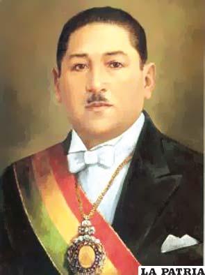 38. ENRIQUE PEÑARANDA DEL CASTILLO 
Nació en Chuchulaya, La Paz, el 15 de noviembre de 1892 y murió el 22 de diciembre de 1969 en Madrid, España.
Asumió la Presidencia el 15 de abril de 1940, al 20 de diciembre de 1943 cuando fue derrocado. 
En su gobierno se inauguró el tramo del ferrocarril Sucre-Potosí; ocurrió la masacre de Catavi el 21 de diciembre de 1942, provocando la muerte de muchas personas y, mujeres y niños heridos, la causa fue la marcha de los mineros, quienes pedían un aumento salarial, como el Gobierno no aceptó esta demanda, se produjo un enfrentamiento con la fuerza policial que tenía orden de reprimir.