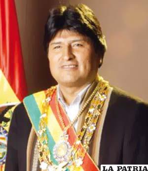 65. EVO MORALES AYMA 
Nació en Orinoca, Oruro, el 26 de octubre de 1959. 
Fue electo democráticamente y asumió el cargo el 20 de enero de 2006, posteriormente logró su reelección el 22 de enero del 2010 y continúa en ejercicio.
Durante su mandato nacionalizó algunas empresas capitalizadas; puso en marcha el proceso de alfabetización; emprende una campaña contra la prohibición de la FIFA de jugar partidos de fútbol por encima de los 2.500 metros sobre el nivel del mar; entró en vigencia la nueva Constitución Política del Estado; promulgó la modificación al Código Tributario y a la Ley de Aduanas; se establecieron bonos a favor de los niños y de mujeres embarazadas.