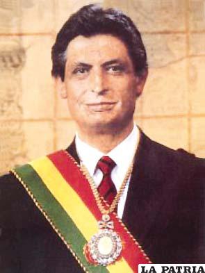 60. JAIME PAZ ZAMORA 
Nació en Cochabamba el 15 de abril de 1939 y vive en Tarija.
Fue presidente del 6 de agosto de 1989 al 6 de agosto de 1993 por una alianza con el general Hugo Banzer Suárez. 
Durante su Gobierno acordó con el Perú el uso del Puerto de Ilo; en 1992 se realizó un censo nacional; se implantó la política de “coca por desarrollo”; se planificó un sistema nacional de áreas protegidas y un fondo nacional para el desarrollo y protección ambientales promulgó la Ley Safco; firmó la venta de gas a Argentina; dictó la Ley de Medio Ambiente; convocó a elecciones generales en abril de 1983.