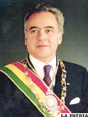 61. GONZALO SÁNCHEZ DE LOZADA 
Nació en La Paz el 1 de julio de 1930 y actualmente radica en Estados Unidos.
Fue Presidente en dos oportunidades, del 6 de agosto de 1993 al 6 de agosto de 1997 y del 6 de agosto de 2002 al 17 de octubre de 2003. 
Aplicó el llamado Plan de Todos; llevó adelante la capitalización de empresas estatales como Entel, ENFE, ENDE, YPFB y LAB con inversionistas privados entregándoles el 50 por ciento de las acciones; promulgó la Ley de Participación Popular; Impulsó la Reforma Educativa e instauró la educación intercultural y bilingüe; creo el Bono Solidario (Bonosol). Fue obligado a renunciar a su segundo mandato tras anunciar el intento de implantar un impuesto al salario y la venta de gas a Estados Unidos pasando por Chile.