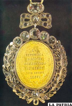 Medalla Presidencial (1825). Vista del reverso después de la reposición hecha en 2001 de la leyenda riginal. 
Tomada del cuño que se halla en la Casa de la Moneda (foto V.H. Ordoñez)