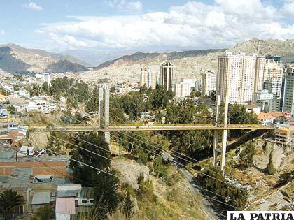 Panorámica de la ciudad de La Paz donde se observa el Puente de las Américas