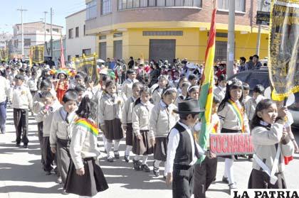 Civismo escolar en homenaje a la independencia de Bolivia