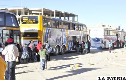 Está prohibido vender pasajes y abordar buses en la calle