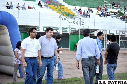 Durante la inspección al estadio Defensores de Villamontes (foto: APG)