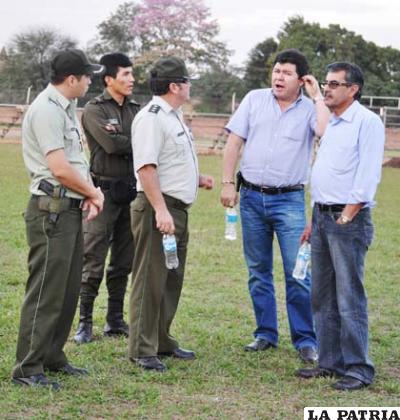 Bello y Rodríguez dialogan con la policía de Villamontes (foto: APG)