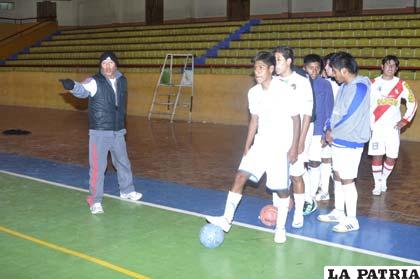 René Peña dirige el entrenamiento de la selección de Oruro 
