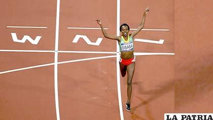 Tirunesh Dibaba oro en 10.000 metros (foto: london2012.com)