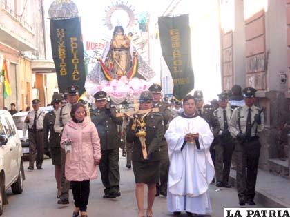 Los uniformados llevaron en los hombros la imagen de la Virgen de Copacabana