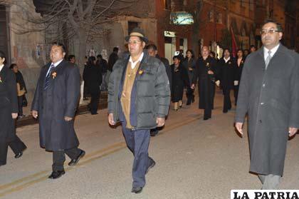 Autoridades educativas participaron en el desfile nocturno en homenaje a la independencia de Bolivia