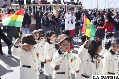 La bandera en alto, muestra de civismo y amor por Bolivia