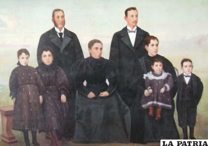 Fermín López (de pie al lado izquierdo) y su familia. Cuadro recuperado por los Siervos de María
