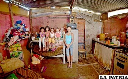 En Gardenia, Brasil, Goldstein retrató a Débora de Jesús da Silva, de 28 años, empleada doméstica desempleada. Con ella, sus hijos: el menor, de un año y once meses, la mayor de nueve. “Si se miran las fotografías de las viviendas de diferentes asentamientos informales en distintos países, es casi imposible determinar  donde fueron tomadas. La pobreza es una sola, señala el artista a BBC Mundo