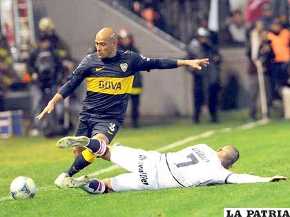 Cauteruccio, autor del gol, se tira a los pies de Clemente (foto: ole.com)