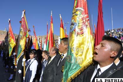 A viva voz estudiantes entonaron el himno a Bolivia