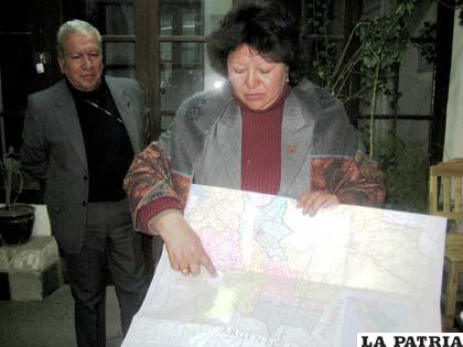 La presidenta del Comité Cívico, Sonia Saavedra, muestra el mapa distorsionado