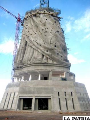 Vista posterior de la estructura de la escultura de la Virgen del Socavón