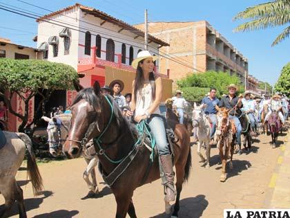 La directora regional de la Ademaf Beni pasea por las calles del poblado de Guayanamerín, sede de la 8ª feria Agropecuaria (ABI)