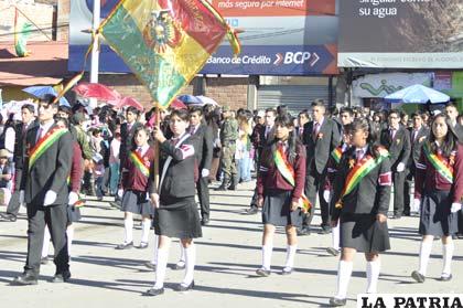 Juventud del Colegio Genoveva Jiménez destaca la tricolor nacional