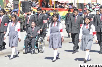 Promoción del Colegio Bolivia de Vinto demuestra patriotismo