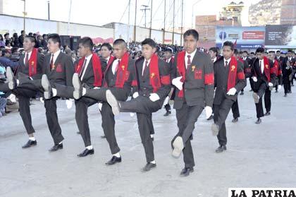Paso de parada de los estudiantes del Colegio Juan Misael Saracho