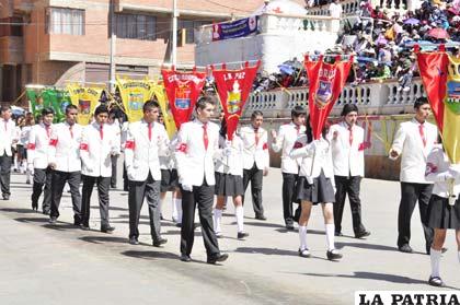 Estudiantes del Colegio Bolivia Japón portan los escudos departamentales