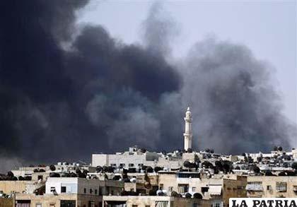 En la imagen, humo procedente del barrio de Salah al-Din en el centro de Alepo /REUTERS/Goran Tomasevic 