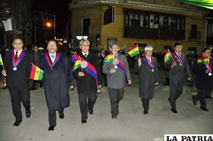 Principales autoridades de la Universidad Técnica de Oruro también rindieron su homenaje a Bolivia