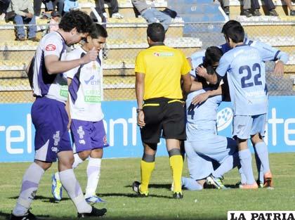 Lorgio Álvarez festeja con sus compañeros el único gol del partido (foto: APG)