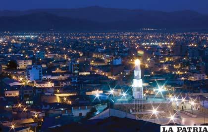 Vista del Faro de Conchupata con la ciudad de Oruro de noche