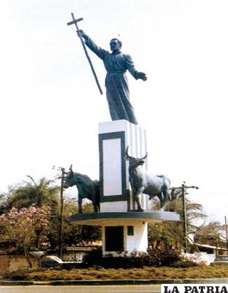 Monumento al padre jesuita fundador de Trinidad