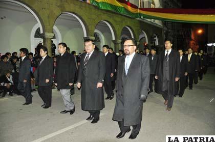 Los fiscales del distrito de Oruro participaron del desfile nocturno