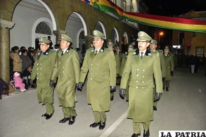 Jefes policiales presidiendo el ingreso de la institución del verde olivo