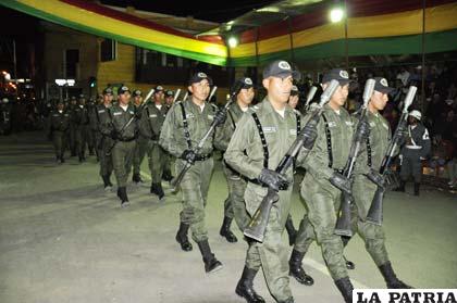 Estudiantes de la Escuela Básica de Policía rinden homenaje a Bolivia