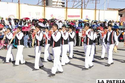 La música nativa también fue parte de las bandas estudiantiles en el desfile estudiantil