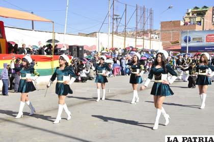 Guaripoleras del Colegio Particular Bolivia