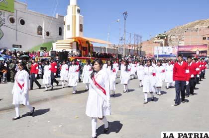 Dirigentes estudiantiles del Colegio Kantuta presente en el homenaje a los 187 años de Bolivia
