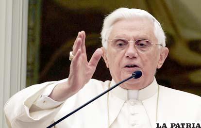 Papa Benedicto XVI presidiendo el rezo del Ángelus dominical /santarsicio.blogspot.com