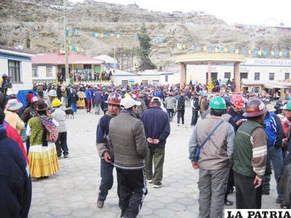 Mineros asalariados en la retoma de mina Colquiri que fue avasallada por cooperativistas en mayo (Foto archivo)