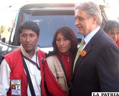 El ex presidente, Jaime Paz se tomó fotografías con varios ciudadanos