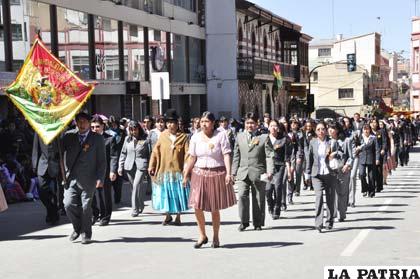 Los orureños desfilaron con unción patriótica en el día de Bolivia